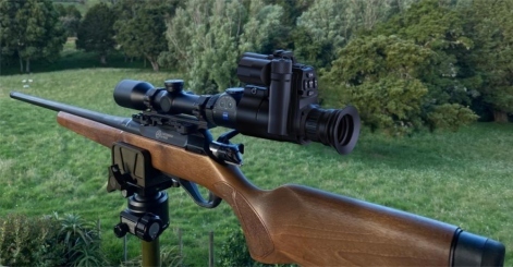 Rear clip-on mounted on a bolt action.